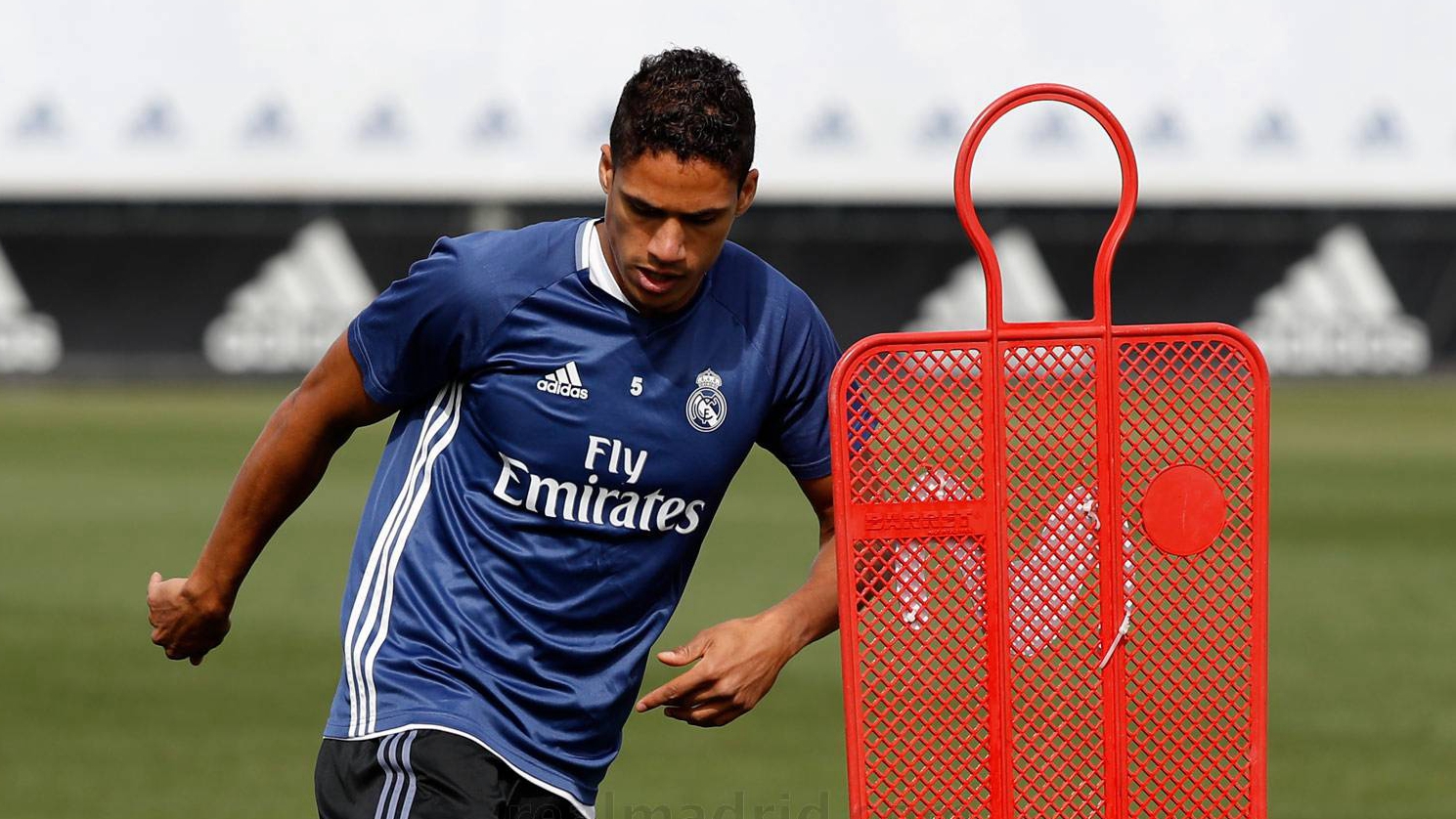 皇家马德里训练开放日；今夜门线救险引欢呼；CBA季后赛在即；医务组通报恢复的简单介绍